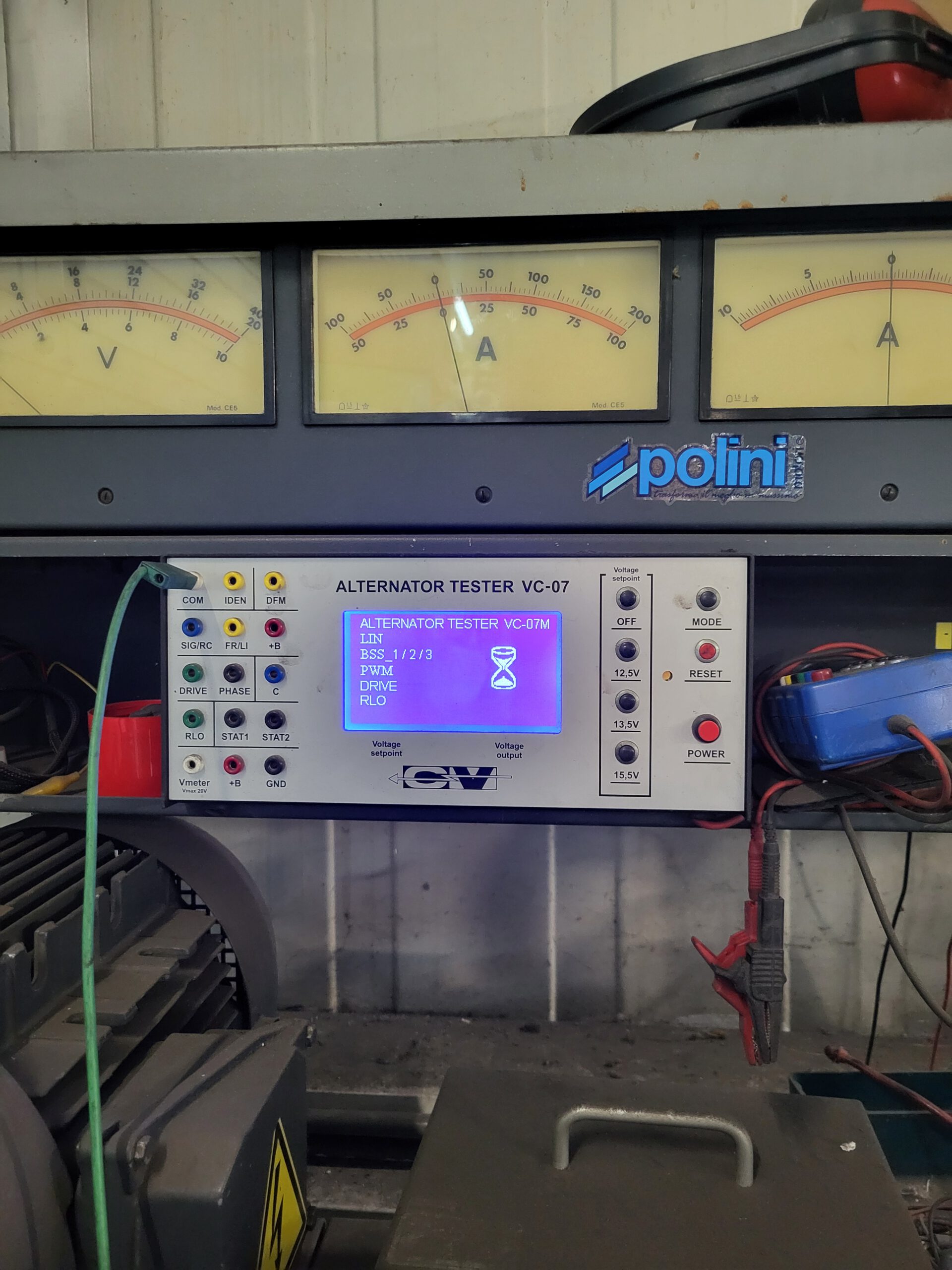 Testmachine voor dynamo’s in een professionele werkplaats.