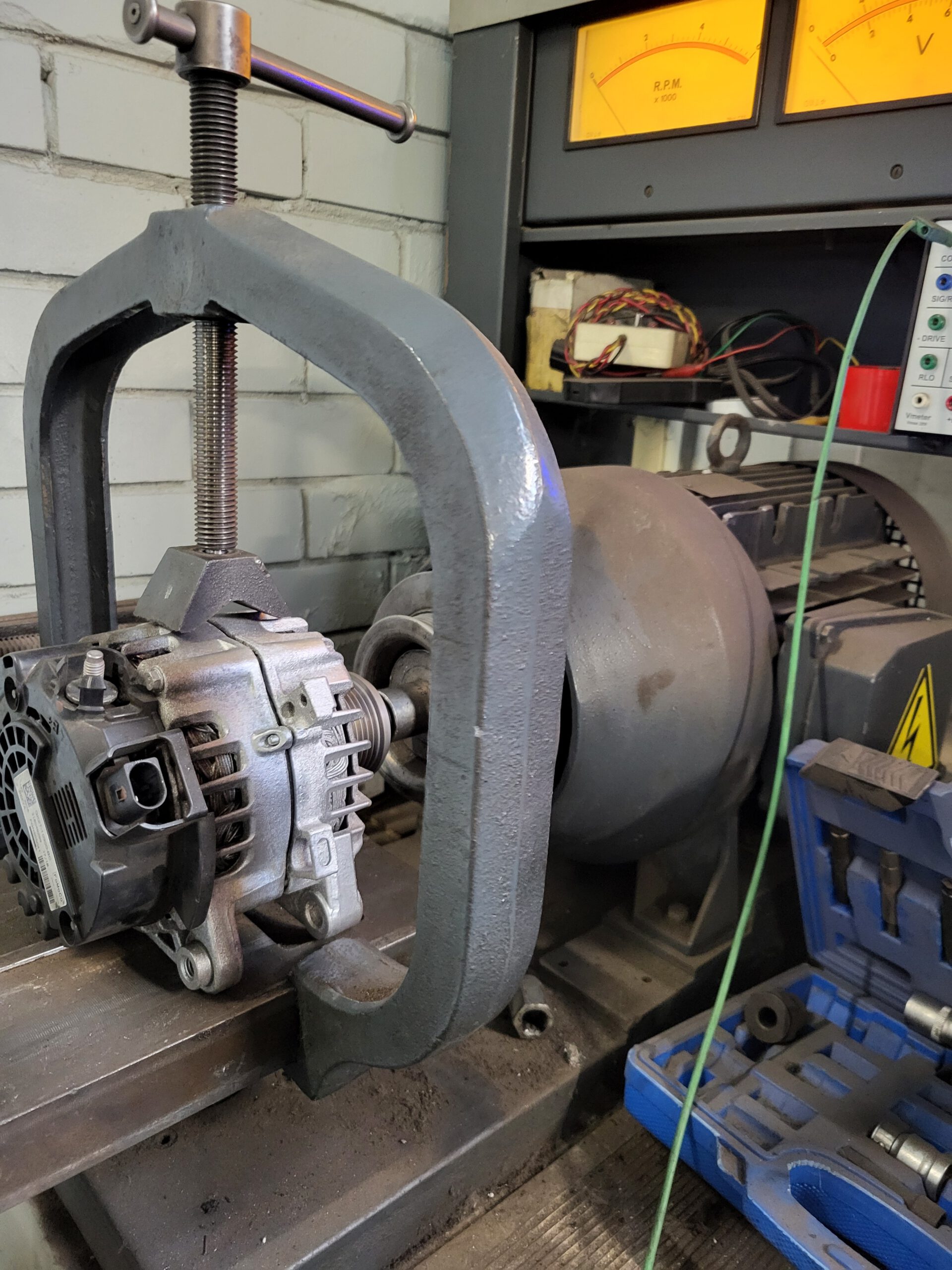 Startmotor gereed voor revisie, essentieel voor voertuigprestaties, dynamostartmotor.nl.