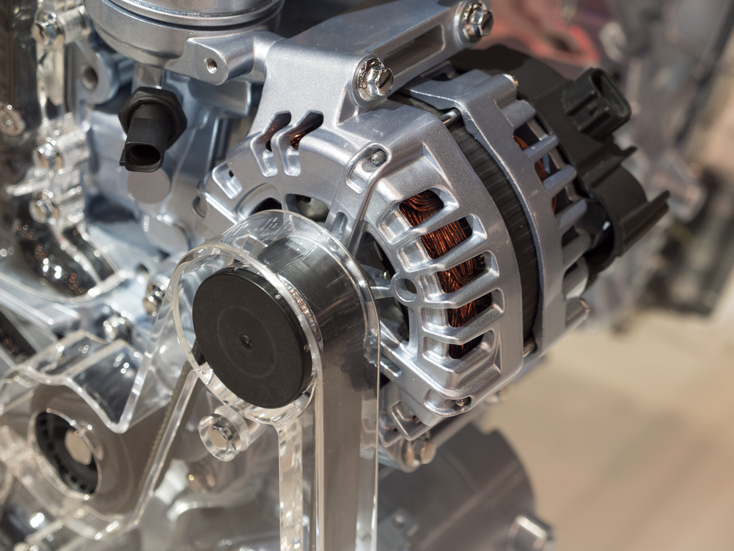Close-up van een dynamo in een auto, perfect voor dynamo revisie en onderhoud, dynamostartmotor.nl.