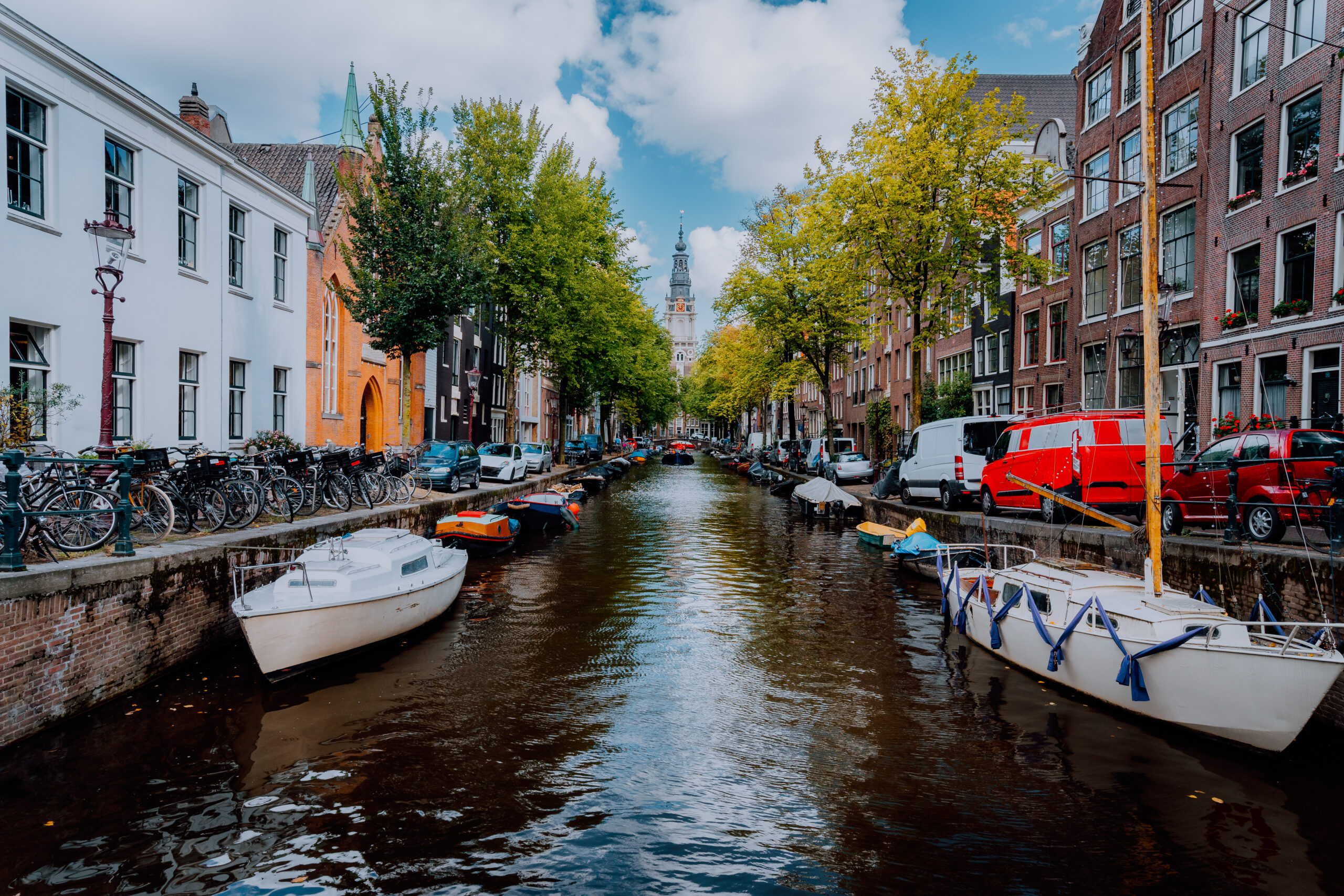Groenburgwal in Amsterdam met boten aan de gracht, ideaal voor dynamo- en startmotorrevisie voor boten in Amsterdam.