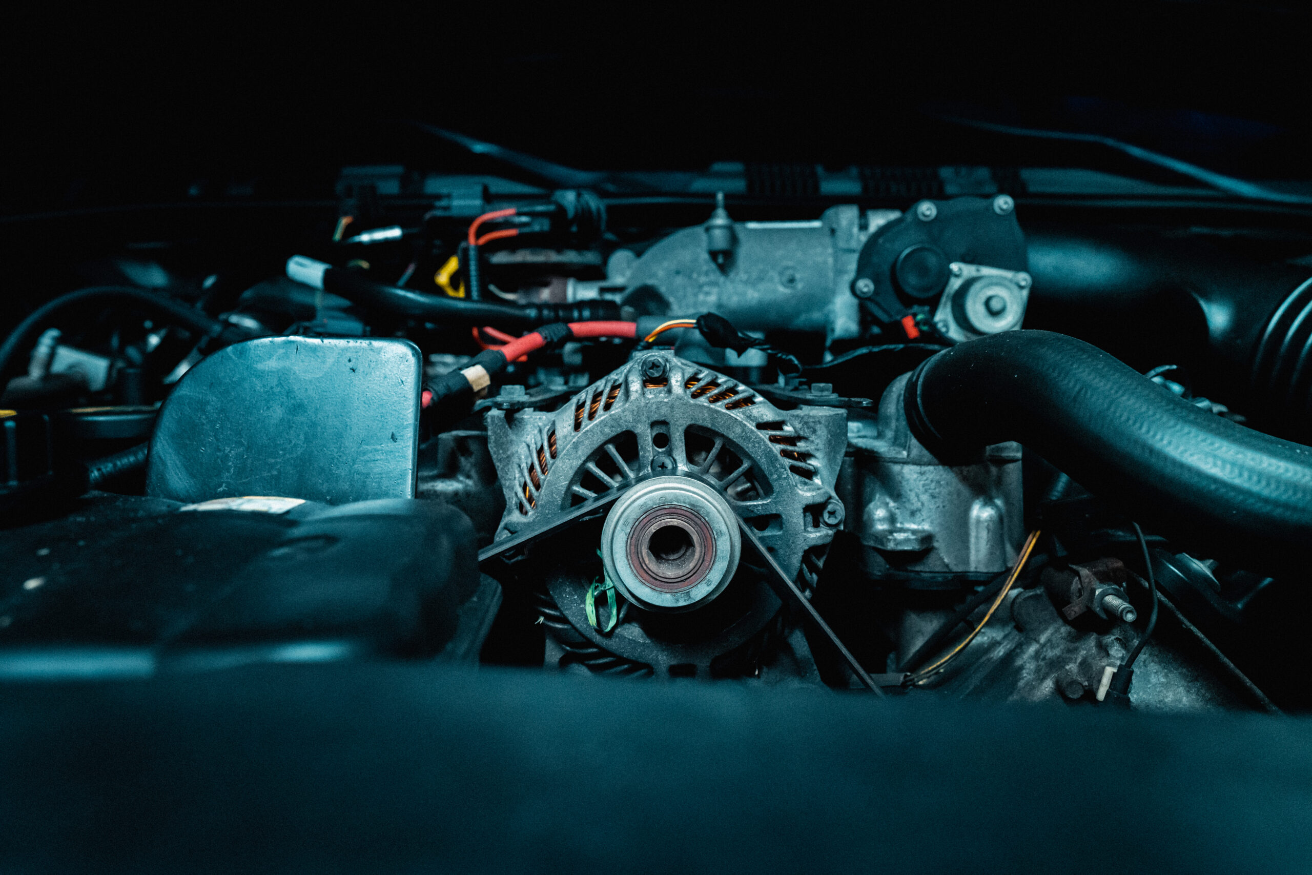 Close-up van een gereviseerde dynamo in een schone motorruimte, klaar voor optimale prestaties.