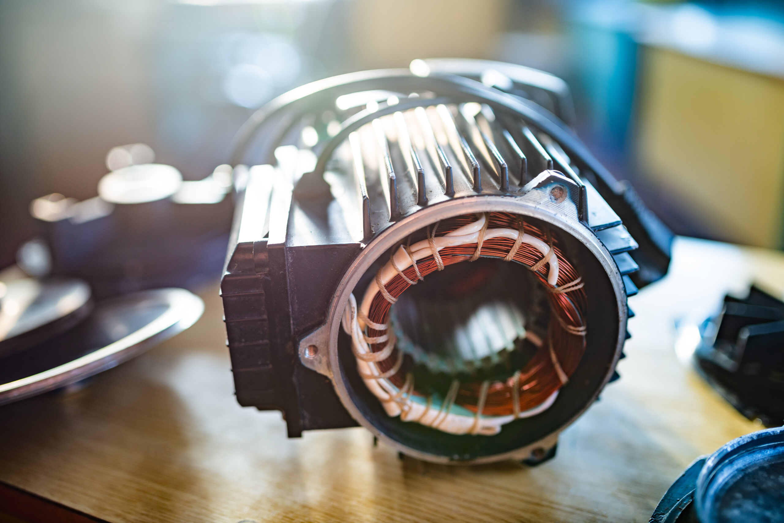 Uit elkaar gehaalde startmotor met focus op de spoelen en bedrading, aangeboden voor revisie door Dynamostartmotor.nl.